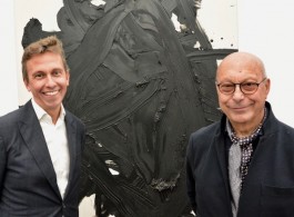 Axel and Boris Vervoordt in front of a work by Gutai artist, Kazuo Shiraga, at frieze London 2018 (photo Chris Moore)
2018年在弗里兹伦敦，站在具态派艺术家白发一雄作品前的阿塞尔和鲍里斯·维伍德（摄影：墨虎恺）