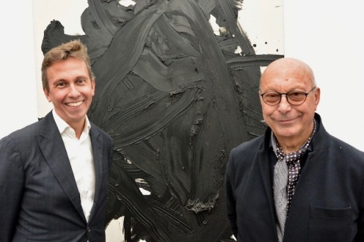 Axel and Boris Vervoordt in front of a work by Gutai artist, Kazuo Shiraga, at frieze London 2018 (photo Chris Moore) 2018年在弗里兹伦敦，站在具态派艺术家白发一雄作品前的阿塞尔和鲍里斯·维伍德（摄影：墨虎恺）