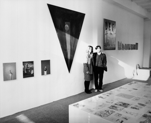 Monika Sprüth, George Condo at the exhibition 'Bilder-Zeichnungen', Monika Sprüth Galerie, Cologne, 1984 ©  Sprüth Magers 莫妮卡•斯普鲁斯，乔治·康多，在展览“Bilder-Zeichnungen”中，Monika Sprüth Galerie，科隆，1984© Sprüth Magers