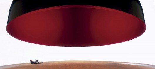 Anish Kapoor installation “At the Edge of the World” 2017, in a custom-made pavilion at Kanaal © Laziz Hamani 安尼施·卡普尔的装置《在世界的边缘》,2017,位于卡奈尔一个订制的展馆内 © Laziz Hamani