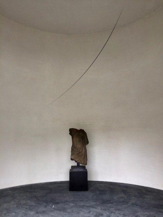 Otto Boll (b.1952, Germany) Untitled, 1994, Aluminium, steel, 400 cm, Edition 1 of 6, shown with classical torso. 奥托·鲍尔(德国,1952年生),《无题》,1994,铝,钢,400 cm,6个版中的第1版,与古典的躯干雕塑一同展示。