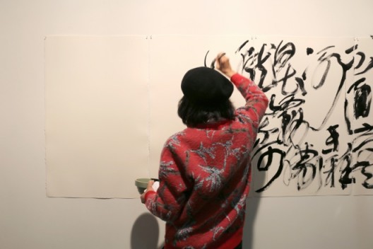 Image: Wang Dongling performing at the opening reception of Poetry and Painting at Chambers Fine Art New York 王冬龄纽约前波画廊《王冬龄：诗与画》展览开幕书法表演