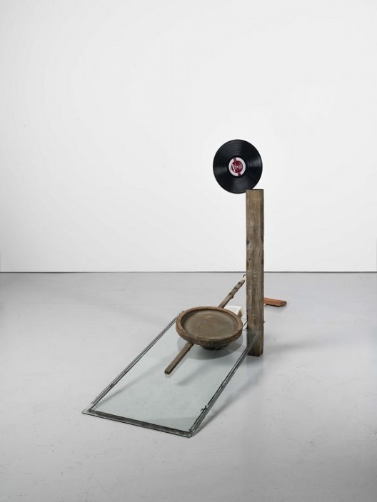 Abraham Cruzvillegas The hare with amber eyes 2015 Pierre, bois, brique, verre, papier, argile, fils de téléphone, disque vinyle, jauge Stone, wood, brick, glass, paper, clay, phone wire, vinyl record, dipstick 125 x 245 x 55 cm Courtesty of the artist and / de l'artiste et de la Galerie Chantal Crousel, Paris. Photo : Florian Kleinefenn