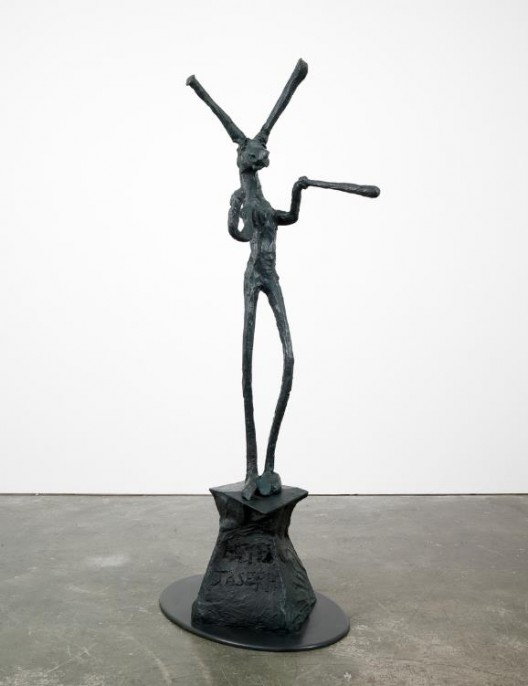 Barry Flanagan, Juggler, 1994, bronze, 87 1/2 x 37 3/4 x 26 1/2 inches, 222.3 x 95.9 x 67.3 cm. Edition of 8 + 3 APs. © 2018 Barry Flanagan. Courtesy of Waddington Galleries. 贝瑞·弗拉纳根，《杂耍人》，1994，青铜，87 1/2 x 37 3/4 x 26 1/2英寸，222.3 x 95.9 x 67.3厘米，© 2018贝瑞·弗拉纳根，鸣谢沃丁顿画廊