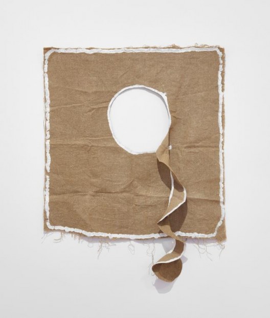 Barry Flanagan, Untitled, 1979, hessian, plaster and acrylic, 35 3/8 x 29 1/2 inches, 90 x 75 cm. © 2018 Barry Flanagan. Courtesy of Waddington Galleries. 贝瑞·弗拉纳根,《无题》,1979,麻布,石膏和丙烯,35 3/8 x 29 1/2英寸,90 x 75厘米,© 2018贝瑞·弗拉纳根,鸣谢沃丁顿画廊