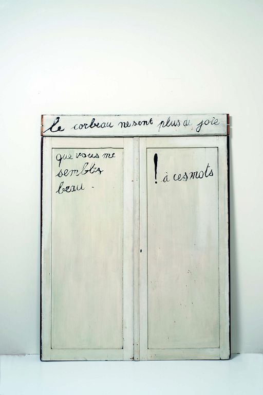 Marcel Broodthaers ! à ces mots, le corbeau ne sent plus de joie 1968 Texte peint sur portes d’armoire en bois / Painted text on wooden cabinet door 154 x 118 x 3.5 cm © Estate Marcel Broodthaers