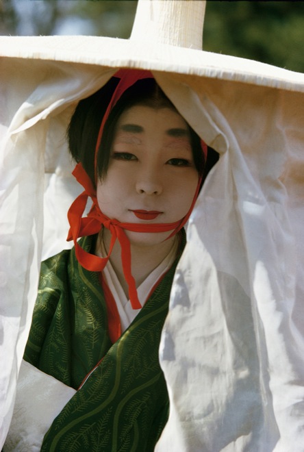 Brian Brake. Woman in Heian Period costume, Festival of the Ages, Kyoto, Japan, 1963. Collection Museum of New Zealand Te Papa Tongarewa, gift of Wai-man Lau, 2010. 布莱恩·布瑞克,《时代祭时身穿平安时代服饰的女士,日本京都》,1963。新西兰国家博物馆藏品。刘惠文先生于2010年捐赠。