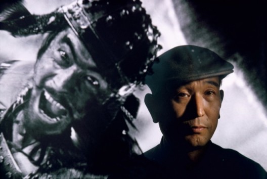 Brian Brake. Film director Akira Kurosawa standing before an image of his principal star, Toshiro Mifune, Tokyo, 1963. Collection Museum of New Zealand Te Papa Tongarewa, gift of Wai-man Lau, 2001. 布莱恩•布瑞克，《电影男主角三船敏郎影像前的黑泽明导演，日本东京》，1963。新西兰国家博物馆藏品。刘惠文先生于2001年捐赠。 