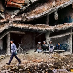 Steve McCurry. A ruined building, Kabul, Afghanistan, 2002. © Steve McCurry.
史蒂夫•麦凯瑞，《颓垣，阿富汗喀布尔》，2002 © 史蒂夫·麦凯瑞