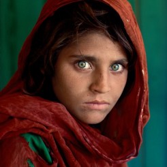 Steve McCurry. Sharbat Gula, “Afghan Girl”, at Nasir Bagh refugee camp near Peshawar, Pakistan, 1984. © Steve McCurry.
史蒂夫•麦凯瑞，《“阿富汗女孩”沙尔巴特•古拉，巴基斯坦白沙瓦附近的纳席巴难民营》，1984 © 史蒂夫•麦凯瑞