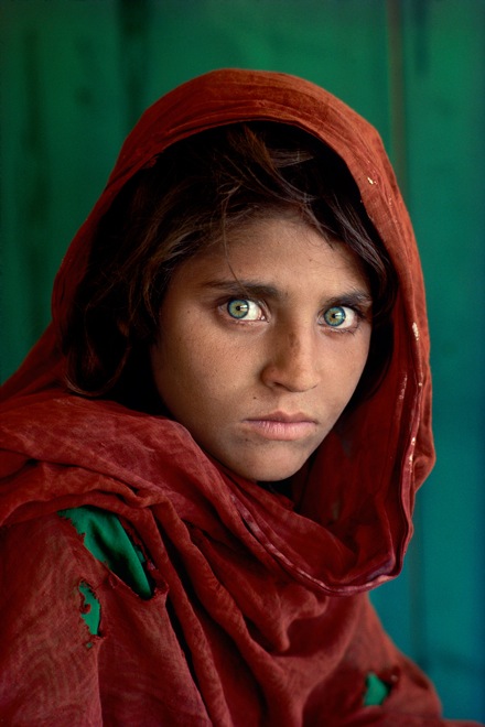 Steve McCurry. Sharbat Gula, “Afghan Girl”, at Nasir Bagh refugee camp near Peshawar, Pakistan, 1984. © Steve McCurry. 史蒂夫•麦凯瑞,《“阿富汗女孩”沙尔巴特•古拉,巴基斯坦白沙瓦附近的纳席巴难民营》,1984 © 史蒂夫•麦凯瑞