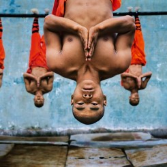 Steve McCurry. Shaolin monks training, Zhengzhou, China, 2004.  © Steve McCurry.
史蒂夫·麦凯瑞，《少林僧侣练功，中国郑州》，2004 © 史蒂夫·麦凯瑞