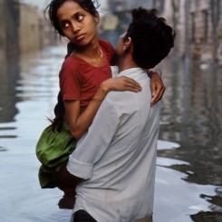Steve McCurry. A flooded street, Porbandar, India, 1983.  © Steve McCurry.
史蒂夫·麦凯瑞，《水淹街头，印度博本德》，1983 © 史蒂夫·麦凯瑞