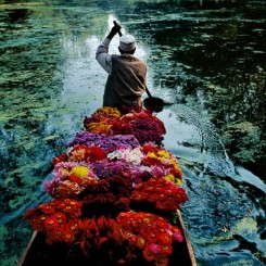 Steve McCurry.  Flower seller at Dal Lake, Srinagar, Kashmir, 1996.  © Steve McCurry.
史蒂夫·麦凯瑞，《德尔湖上的花贩，喀什米尔斯里那加》，1996 © 史蒂夫·麦凯瑞