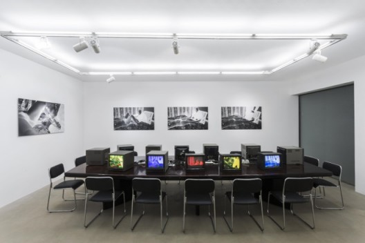 Ju Anqi: Restricted:Gaze, 2016, Three Channel Color Video, Silent, 17´18“, installation shot雎安奇,《R级: 观癖》,2016,三频彩色视频,17´18“,展览现场