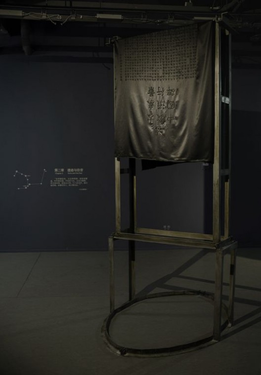 胡昀,《收件人不详》,装置,手工真丝刺绣、金属支架,尺寸可变,2016-2018 Hu Yun, address unknown, installation, handmade silk embroidery, metal structure, variable sizes, 2016-2018