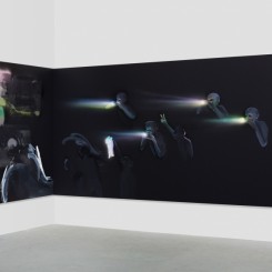 Tala Madani, Corner Projection with Prism Refraction and Buckets, 2018. © Tala Madani, courtesy 303 Gallery, New York. 塔拉·马达尼，《棱镜折射与感光元件角落投影》，2018，图片由塔拉·马达尼和纽约303画廊提供