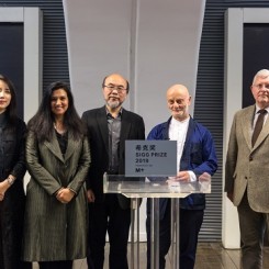 From left to right: Ms Liu Li Anna, President of the CCAA (2011-2018), Ms Suhanya Raffel, Executive Director, M+, Mr Victor Lo Chung-wing, Chairman of M+ Board, Dr Uli Sigg, Founder of the CCAA, Mr Duncan Pescod, Chief Executive Officer of the West Kowloon Cultural District Authority. Courtesy of West Kowloon Cultural District Authority
图为（由左至右）：CCAA主席（2011-2018）刘栗凓女士，M+行政总监华安雅女士，M+董事局主席罗仲荣先生，中国当代艺术奖创办人乌利·希克博士，西九文化区管理局行政总裁栢志高先生。图片由西九文化区管理局提供