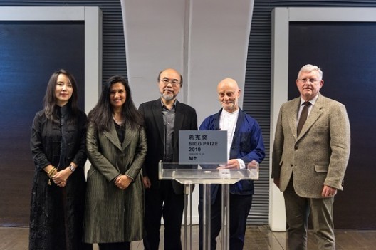 From left to right: Ms Liu Li Anna, President of the CCAA (2011-2018), Ms Suhanya Raffel, Executive Director, M+, Mr Victor Lo Chung-wing, Chairman of M+ Board, Dr Uli Sigg, Founder of the CCAA, Mr Duncan Pescod, Chief Executive Officer of the West Kowloon Cultural District Authority. Courtesy of West Kowloon Cultural District Authority 图为（由左至右）：CCAA主席（2011-2018）刘栗凓女士，M+行政总监华安雅女士，M+董事局主席罗仲荣先生，中国当代艺术奖创办人乌利·希克博士，西九文化区管理局行政总裁栢志高先生。图片由西九文化区管理局提供