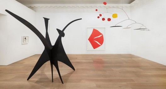 Installation view, Calder / Kelly. Photo: Tom Powel Imaging. All Alexander Calder artworks © 2018 Calder Foundation, New York / Artists Rights Society (ARS), New York. Courtesy Calder Foundation, New York. All Ellsworth Kelly artworks © Ellsworth Kelly Foundation. Courtesy Ellsworth Kelly Studio.