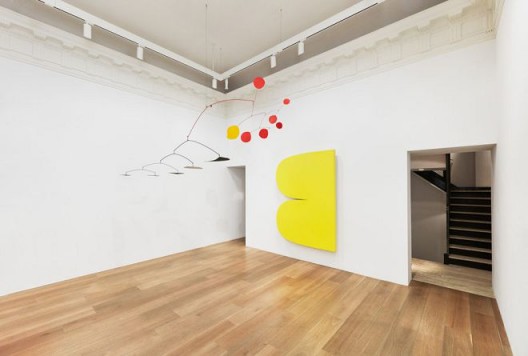 Installation view, Calder / Kelly. Photo: Tom Powel Imaging. All Alexander Calder artworks © 2018 Calder Foundation, New York / Artists Rights Society (ARS), New York. Courtesy Calder Foundation, New York. All Ellsworth Kelly artworks © Ellsworth Kelly Foundation. Courtesy Ellsworth Kelly Studio.