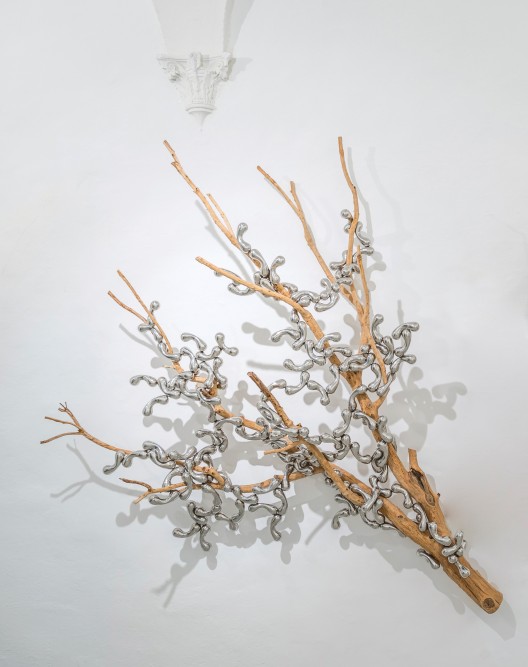 Loris Cecchini, Seed syllables, 2018, branch of sandblasted oak (Quercus ilex), stainless steel modules, 288 x 215 x 68 cm, Courtesy Galleria Continua