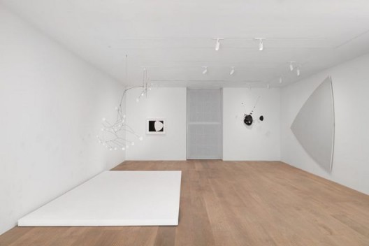 Installation view, Calder / Kelly. Photo: Tom Powel Imaging. All Alexander Calder artworks © 2018 Calder Foundation, New York / Artists Rights Society (ARS), New York. Courtesy Calder Foundation, New York. All Ellsworth Kelly artworks © Ellsworth Kelly Foundation. Courtesy Ellsworth Kelly Studio.