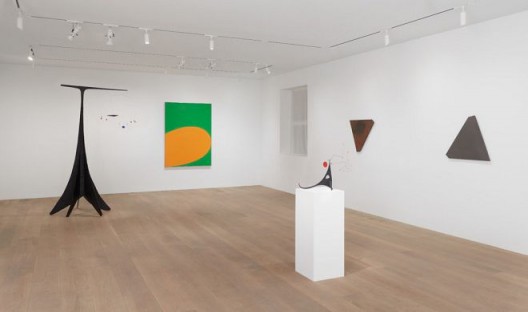 Installation view, Calder / Kelly. Photo: Tom Powel Imaging. All Alexander Calder artworks © 2018 Calder Foundation, New York / Artists Rights Society (ARS), New York. Courtesy Calder Foundation, New York. All Ellsworth Kelly artworks © Ellsworth Kelly Foundation. Courtesy Ellsworth Kelly Studio.