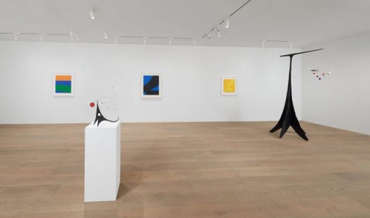 Installation view, Calder / Kelly. Photo: Tom Powel Imaging. All Alexander Calder artworks © 2018 Calder Foundation, New York / Artists Rights Society (ARS), New York. Courtesy Calder Foundation, New York. All Ellsworth Kelly artworks © Ellsworth Kelly Foundation. Courtesy Ellsworth Kelly Studio.