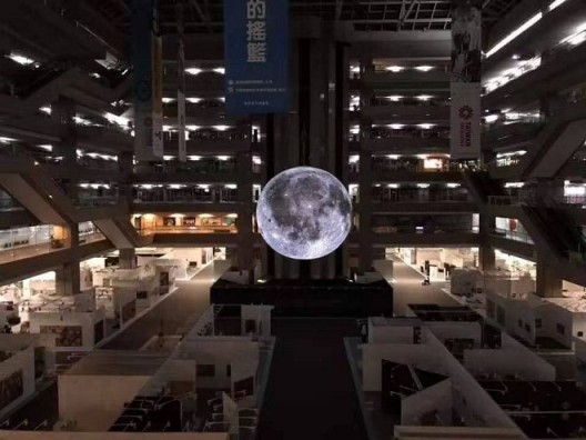 卢克·杰伦的《月之博物馆》