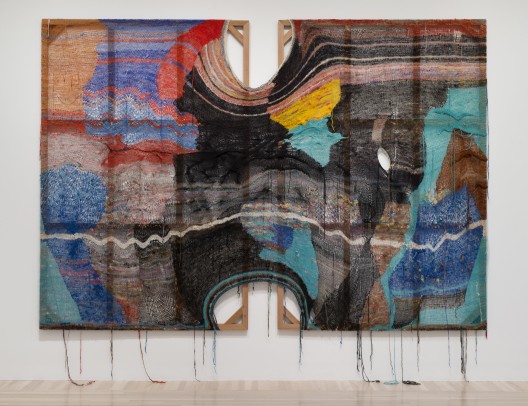 Channing Hansen, 42, 2014, 手纺漂染 Bluefaced Leicester, Cheviot, Corriedale, Icelandic, Merino, Mohair, Romney, Teeswater, 以及 Wensleydale wools, Teeswater locks, yak down, holographic polymers, silk noils, Tencel, 和 cedar, 120 x 180 吋 (304.8 x 457.2 cm). 私人收藏. 摄影:  Heather Rasmussen，由艺术家提供。 Channing Hansen, '42', 2014, Handspun and dyed Bluefaced Leicester, Cheviot, Corriedale, Icelandic, Merino, Mohair, Romney, Teeswater, and Wensleydale wools, Teeswater locks, yak down, holographic polymers, silk noils, Tencel, and cedar, 120 x 180 in. (304.8 x 457.2 cm). Private collection. Photo Credit: Photo by Heather Rasmussen, courtesy the artist.