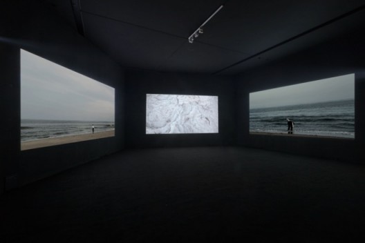 《伐冰渡海》 Axing Ice to Cross the Sea 胡晓媛 Hu Xiaoyuan 2012 3频录像 3-channel video 09'40'' 有声 With sounds ©胡晓媛 ©Hu Xiaoyuan 图片由艺术家和北京公社提供 Courtesy: the artist and Beijing Commune 