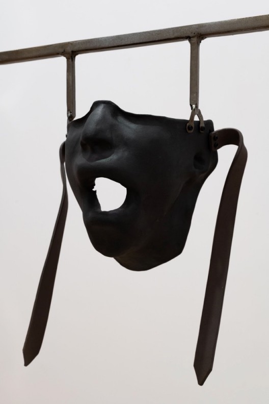 Julia Phillips,《定位器》,2016,有盐釉的陶瓷、金属螺钉、金属构造、局部有盐釉的瓷砖 112 × 62 × 78厘米,鸣谢: 艺术家 and Juan Pablo CarranzaJulia Phillips,