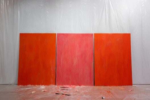 Pamela Rosenkranz,《性能量(三幅威而钢画)》,2018,塑胶彩、铝合金版、透明胶纸、胶手套、铝箔、运动鞋、 罐、油漆瓶,210 × 150 厘米Pamela Rosenkranz,
