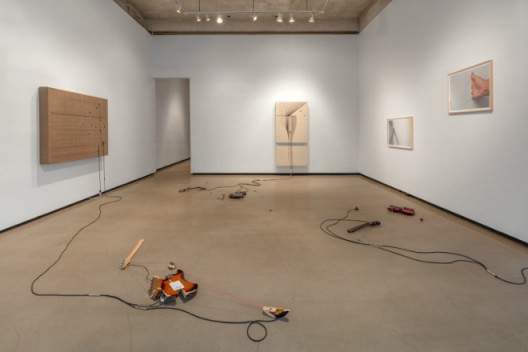 艺术家Naama Tsabar在卡斯明个展“Dedicated”的现场图,2019年3月13日—5月4日。摄影/ Christopher Stach 图片致谢卡斯明画廊 Installation view of Naama Tsabar Dedicated at Kasmin Gallery. March 13 - May 4, 2019. Photography by Christopher Stach. image courtesy of Paul Kasmin Gallery.