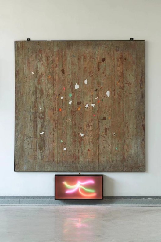 Chen Yufan, Throw It in the Air 3, Old wood, ceramic, lens, copper, acrylic paint, iron, and industrial neon lights, 190x190cm+70x35x15cm, 2016-2017 (image courtesy the artist and SGA) 陈彧凡, 把它抛向空中3, 老木板,陶瓷,镜片,铜片,丙烯颜料,铁板,工业霓虹灯, 190x190cm+70x35x15cm, 2016-2017 (图片致谢艺术家和SGA)