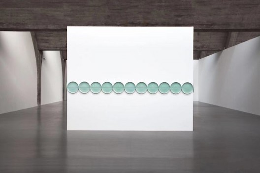 Liu Jianhua, Standard, porcelain, 1800x250x60cm, 2012 (image courtesy the artist and SGA) 刘建华, 标准, 瓷, 1800x250x60cm (图片礼貌艺术家和SGA) 