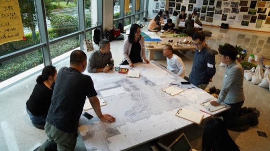 工作坊过程图 In Progress ZHENG Bo, Eco-Socialist Garden, NYU Shanghai, 2019. In-progress view. Courtesy of the artist and Edouard Malingue Gallery。 郑波,《生态-社会主义园,上海纽约大学》, 2019。创作中。感谢艺术家和马凌画廊提供图片。