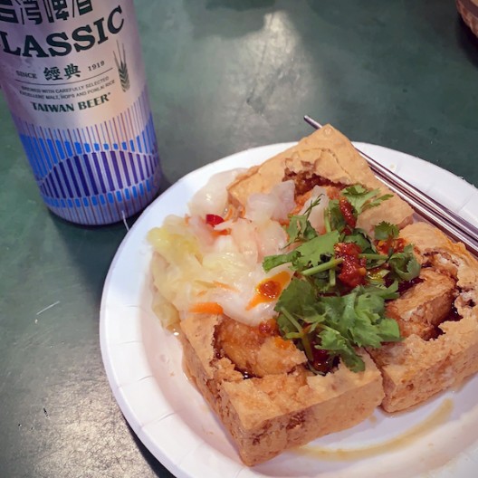 Could you believe a food stall selling stinky tofu could get a Michelin star? Well, it can. It is my main discovery, on my first night in Taipei (first ever!), when I venture out of the hotel to explore one of the city’s famous night markets following my stomach desperate appeals for street foo