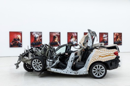 《废话墓志铭》 Epitaph BLAH BLAH   莎拉·卢卡斯 Sarah Lucas 2018  汽车，香烟  Car, cigarettes 210 x 450 x 245 cm  © 莎拉·卢卡斯 © Sarah Lucas 由纽约、墨西哥库里曼兹托画廊及伦敦赛迪 HQ 画廊提供 Courtesy Sadie Coles HQ, London and Kurimanzutto, Mexico City/New York  图片由红砖美术馆提供  Image Courtesy of Red Brick Art Museum 