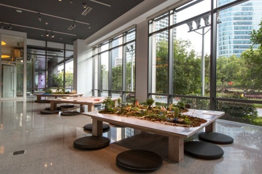Installation View: Zheng Bo, Eco-Socialist Garden, NYU Shanghai, 2019. Workshop; maquettes and ephemera. Goldenrod, ICA at NYU Shanghai, 10 October 2019. PHOTO: Hong Xiaole. Courtesy of ICA at NYU Shanghai. 展览现场:郑波,《生态-社会主义园,上海纽约大学》,2019。工作坊;模型和印刷品。上海纽约大学当代艺术中心 “一枝黄花”展览,2019 年 10 月 10 日。摄影:洪晓乐。图片由上海纽约大学当代艺术中心提供。