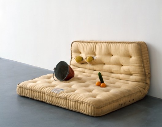 《纯赤》 Au Naturel  莎拉·卢卡斯 Sarah Lucas 1994  床垫，甜瓜，橘子，黄瓜，水桶 Mattress, melons, oranges, cucumber, water bucket  84 x 167.8 x 144.8 cm  © 莎拉·卢卡斯 © Sarah Lucas  由伦敦谋杀我收藏提供  Courtesy Murderme Collection, London  图片由红砖美术馆提供  Image Courtesy of Red Brick Art Museum 