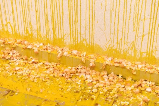《致女人的一千个鸡蛋》 One Thousand Eggs: For Women © 莎拉·卢卡斯 © Sarah Lucas 红砖美术馆“莎拉·卢卡斯”开幕现场 Opening of “Sarah Lucas” at Red Brick Art Museum 图片由红砖美术馆提供 Image Courtesy of Red Brick Art Museum