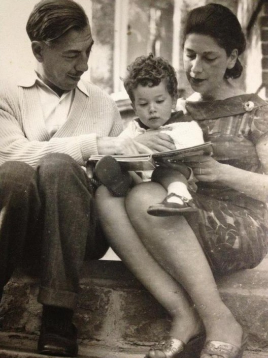 Simon with his parents [...]