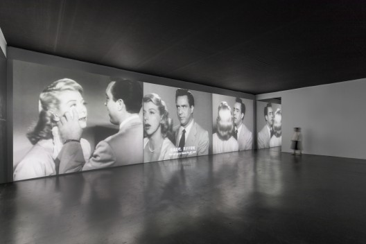 道格拉斯·戈登 Douglas Gordon 似曾相识 Déjà-vu 2000
三频有声影像装置
尺寸可变
Video Installation with sound Dimensions variable
87' 私人收藏,高古轩惠允
2001年洛杉矶当代艺术博物馆格芬当代馆展览现场 高古轩 / 柏林失物已领工作室惠允
Private collection, courtesy of Gagosian Installation view Geffen Contemporary at MOCA, Los Angeles, 2001
© Studio lost but found / VG Bild-Kunst, Bonn 2019 Photo Brian Forrest
Courtesy Gagosian / Studio lost but found, Berlin from D.O.A. 1950. USA. Directed by Rudolph Maté. Produced by Joseph H. Nadel, Harry M. Popkin and Leo C. Popkin. Distributed by United Artists.
© Cardinal Pictures.