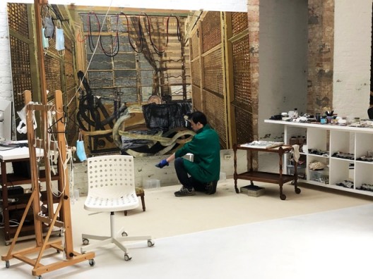 袁远在柏林工作室准备6月初在香港马凌画廊的 “Irregular Pearl” 展览，2020