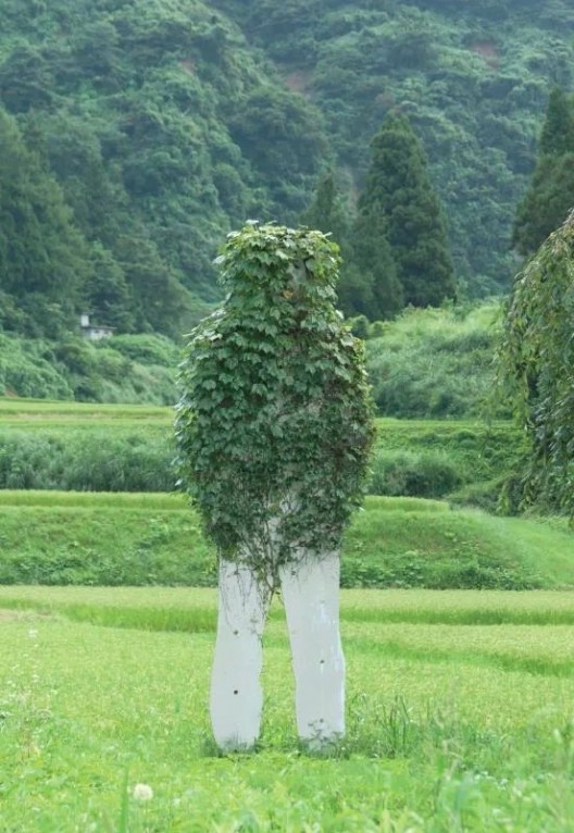 艾墨思（Thomas Eller），《人进入自然》，2000，铝板上丝网印刷，高400厘米，永久装置，越后妻有，新泻县，日本